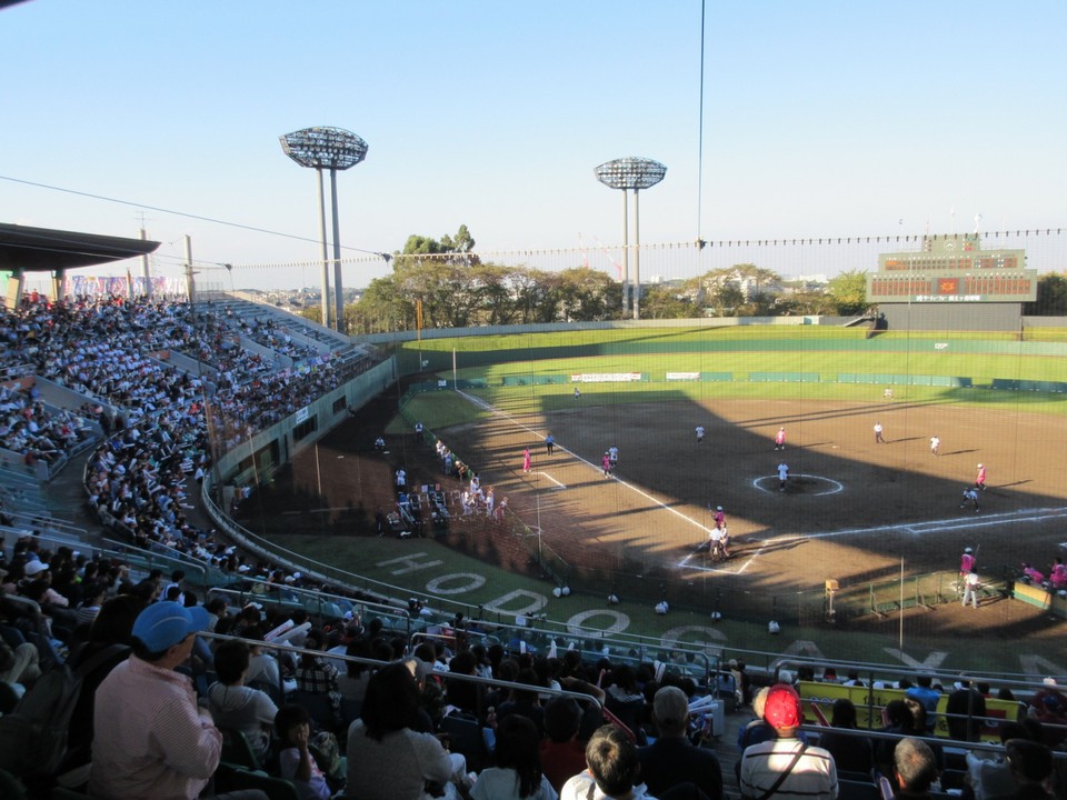 土の匂いがしそうな保土ヶ谷球場
