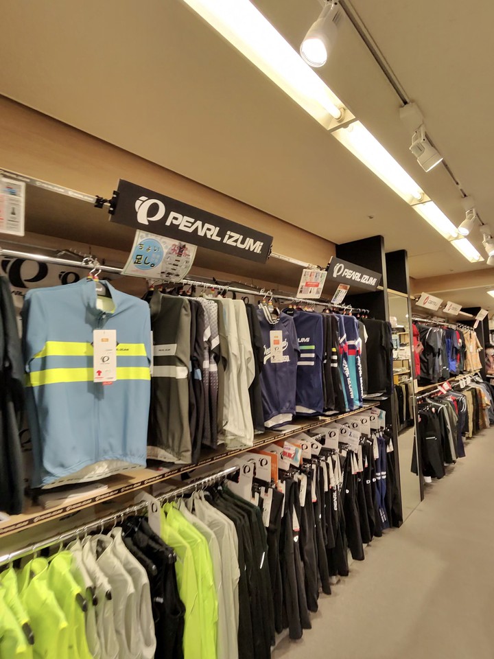 Y'sRoadの店内の商品棚