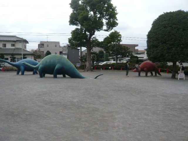 恐竜が集まっている広場には、子供達も保護者集まってきます。