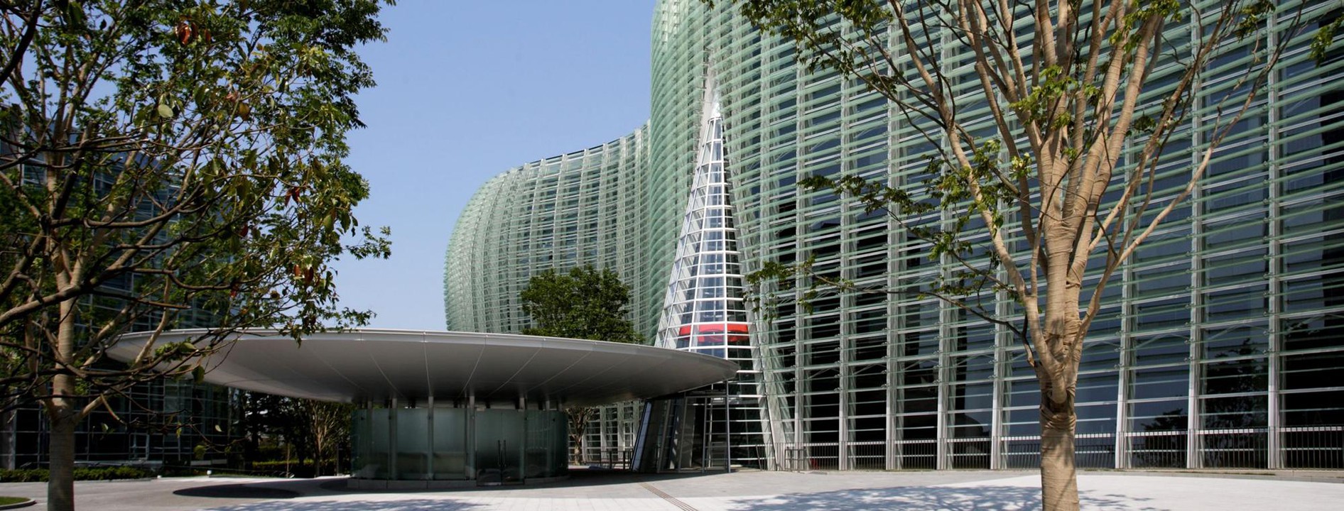 国立新美術館の正面入口