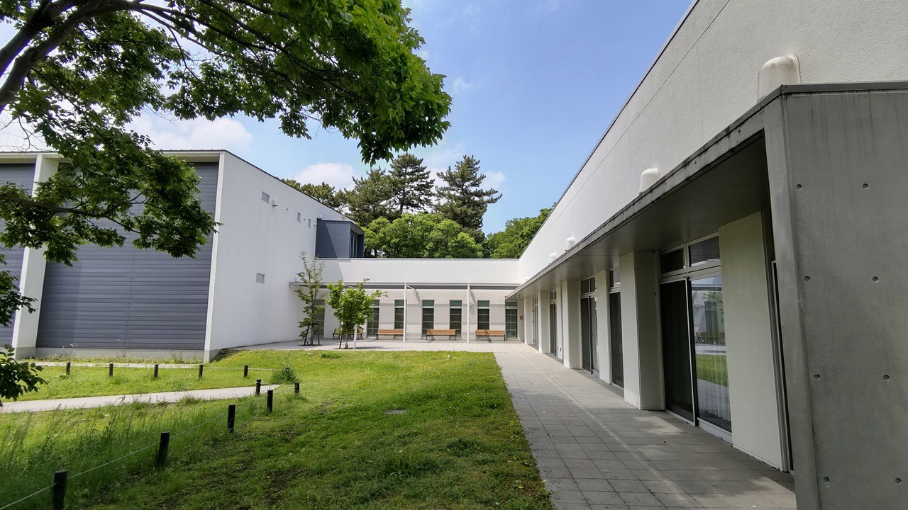 Ｌ字形の建屋外観