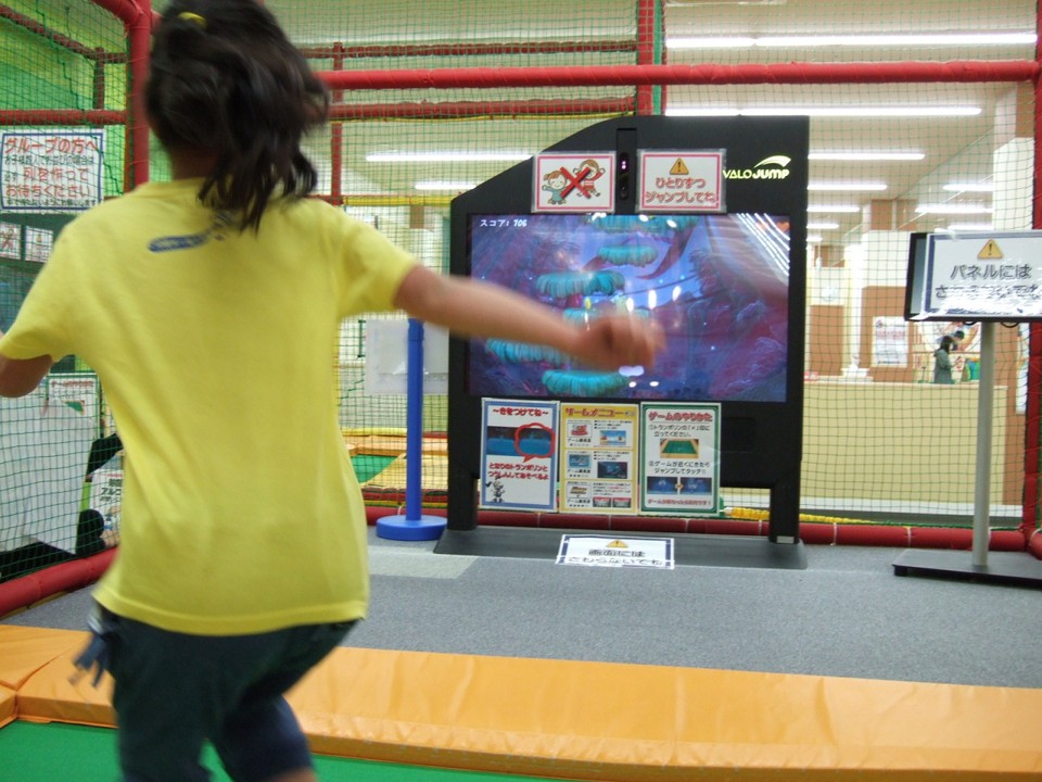 ヴァロジャンプはトランポリンで遊びながらゲームができます