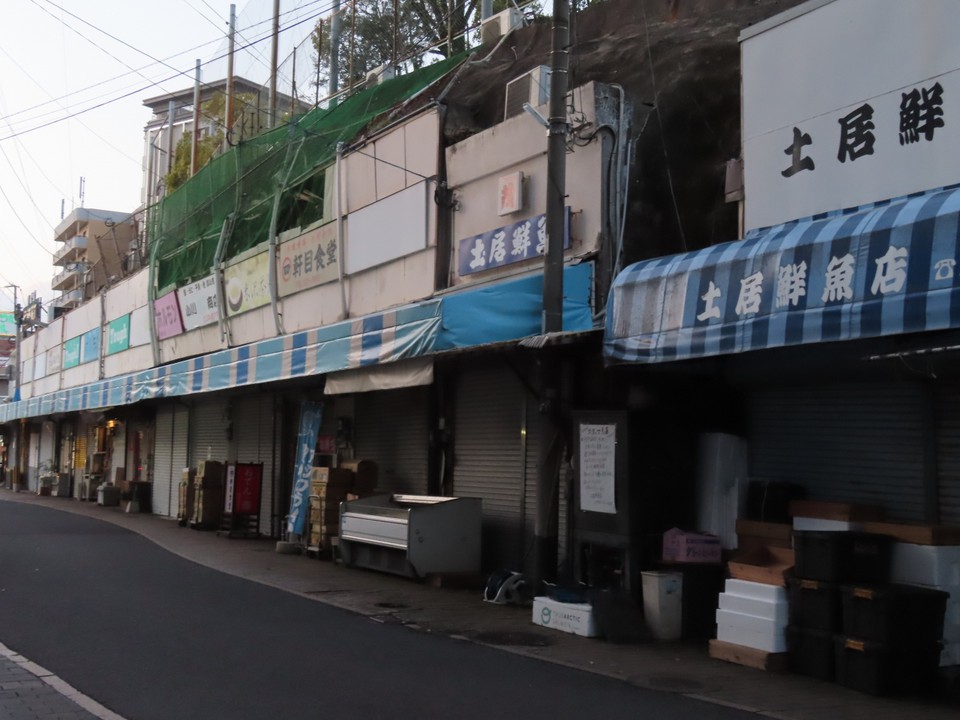 当然ながら閉まってました