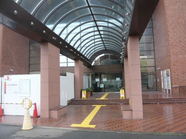 戸田市文化会館の入口です。一部の業務のみ実施されています。