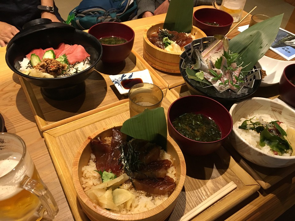 手こね寿司とマグロ丼