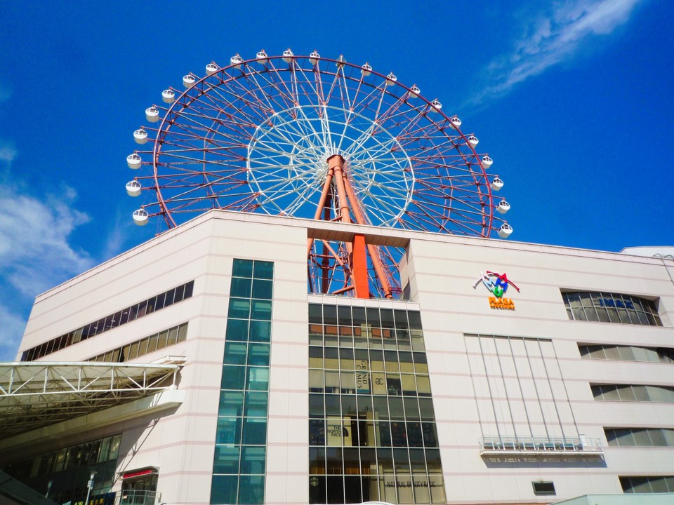 東口に在るアミュプラザ鹿児島