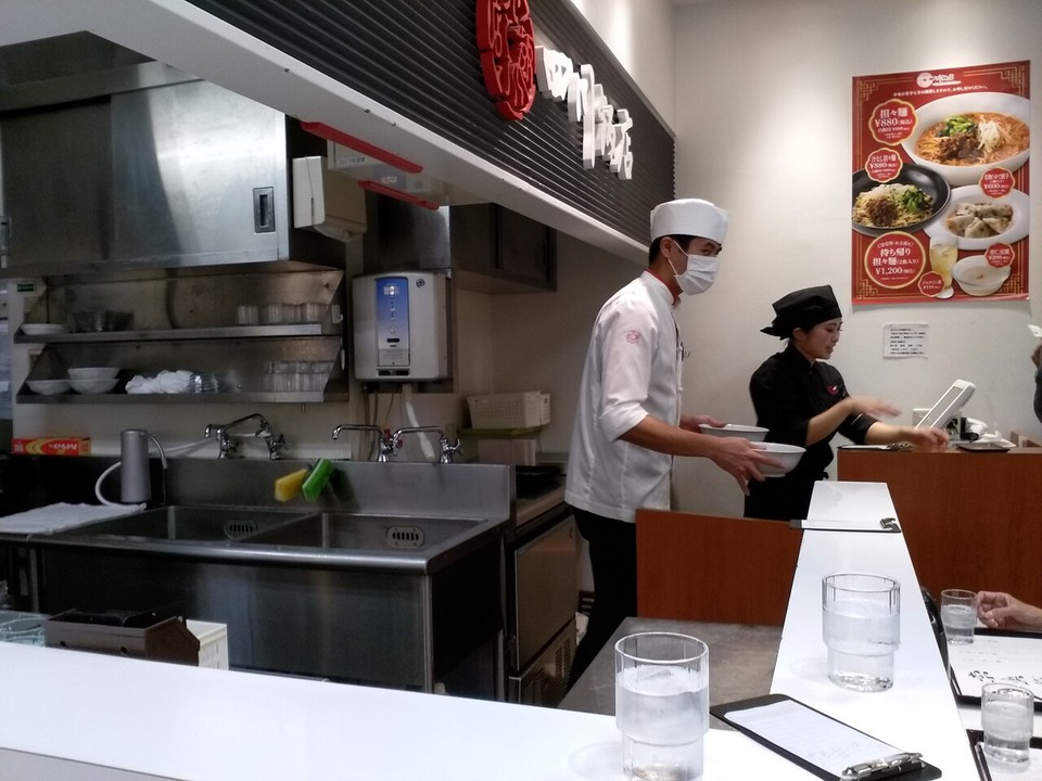 店内入り口付近のレジカウンター