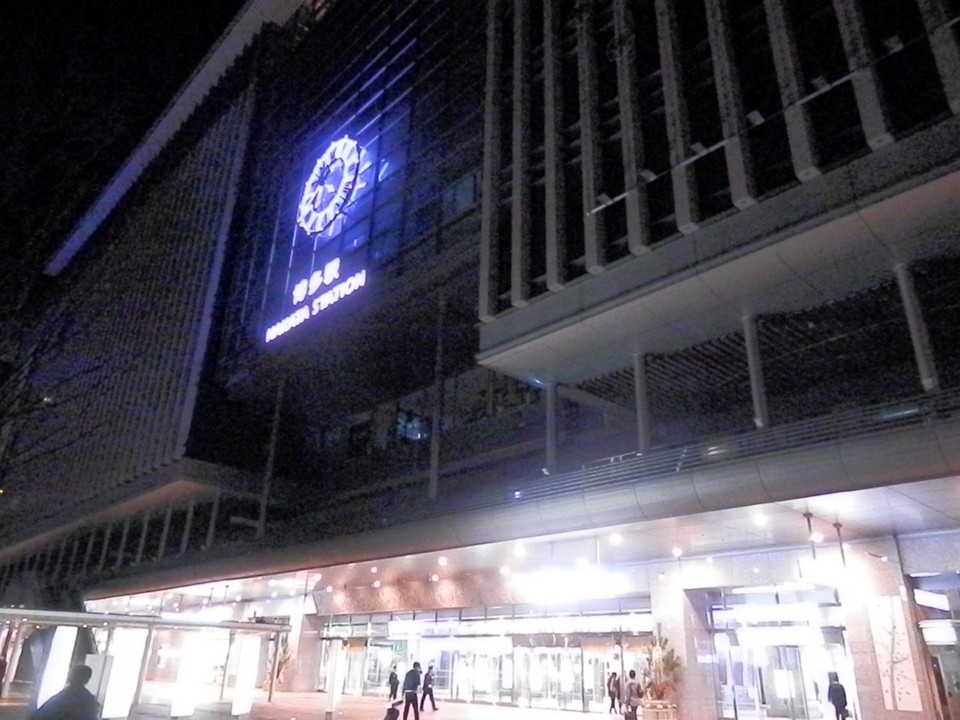 博多駅の建物内の８階にあります。