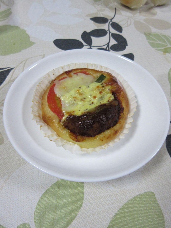 煮混みハンバーグ。息子に感想を聞くと「うん。うまい。」