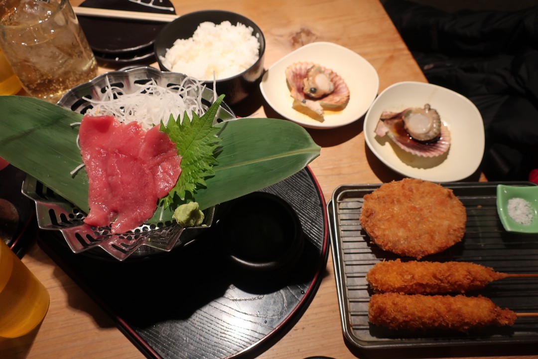 マグロの刺身や串カツ、松坂牛のコロッケ