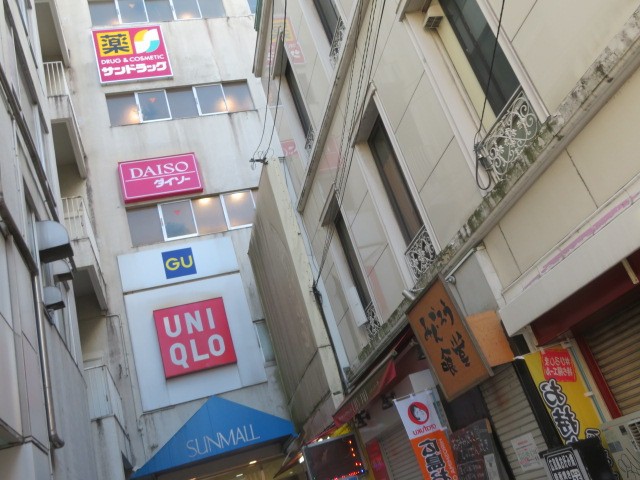 ビルの下になってます