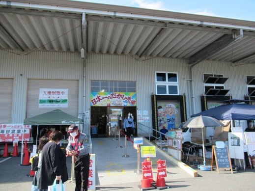 入り口は普通の倉庫（中もまんま倉庫ですが）