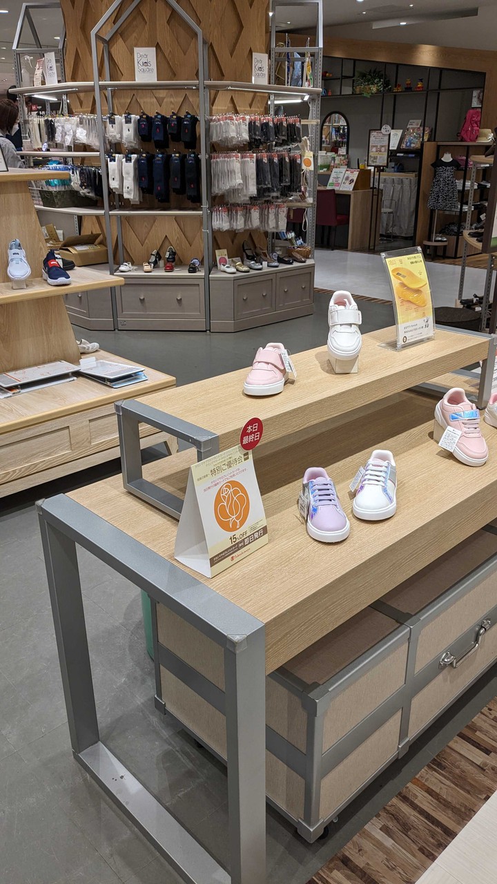 新宿高島屋ハローベビーサロン 子供用スニーカーが展示された店内。パステルカラーの靴がきれいに陳列されている。