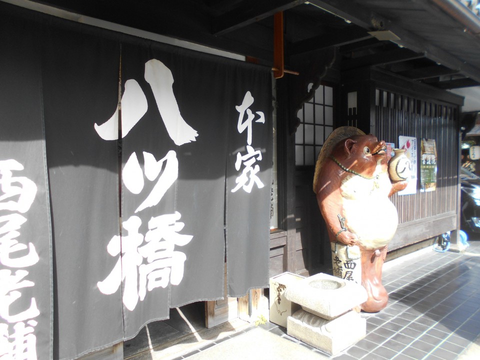 大きなたぬきの置物があります。