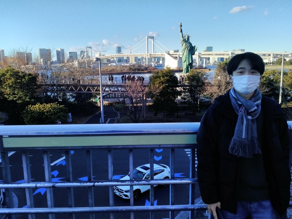 自由の女神像を背景に記念写真