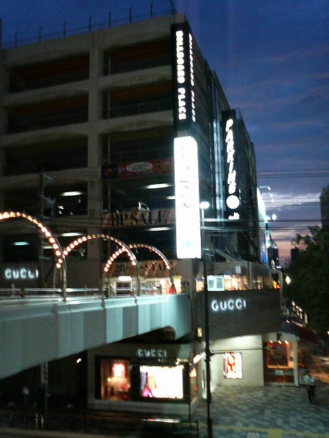 渡り廊下で渡って行けます。