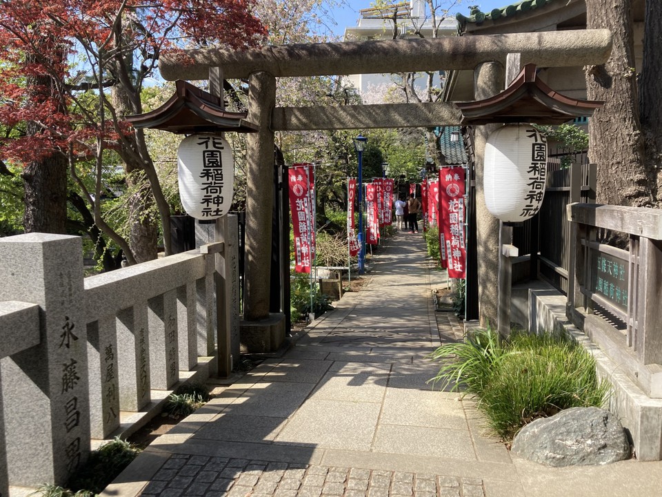 稲荷坂正面です