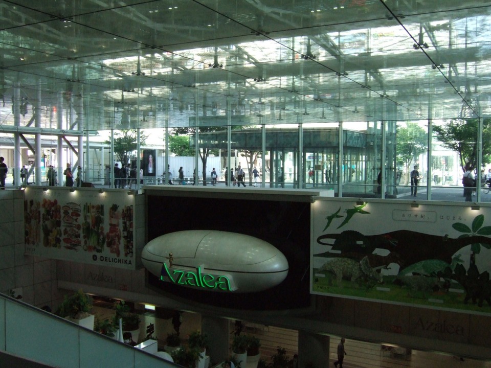 川崎駅東口からつながっています