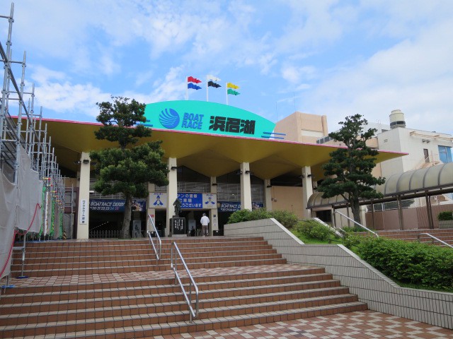 レース場エントランス