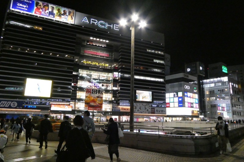 夜でもライトアップでにぎやか。