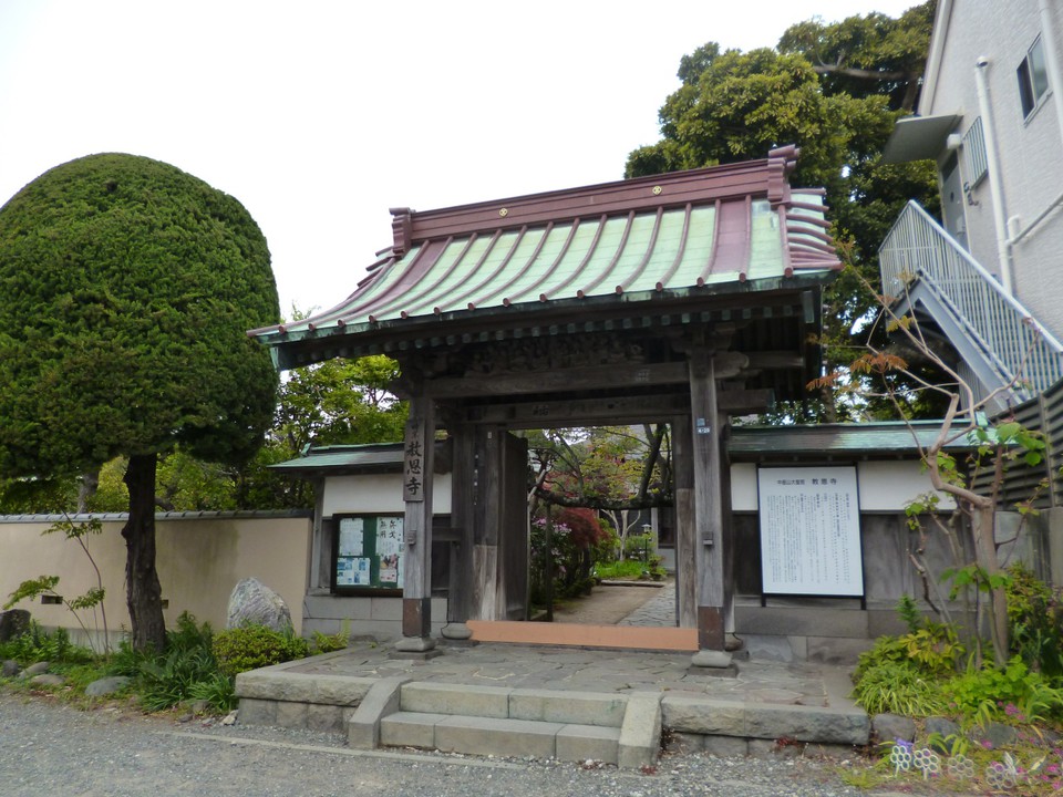 路地を入った奥に門があります