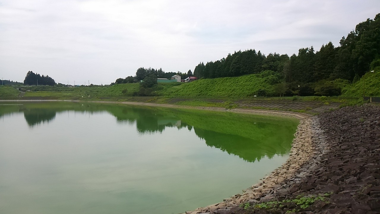 芳那の水晶湖。湖面は緑色ですね。