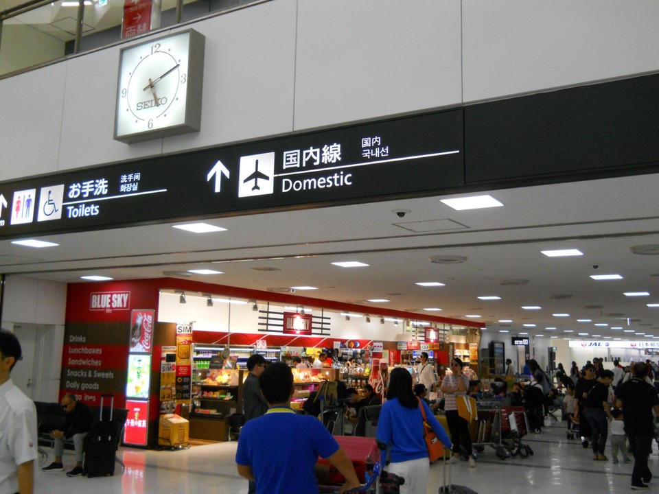 店舗前は到着ロビーで人でごった返してます