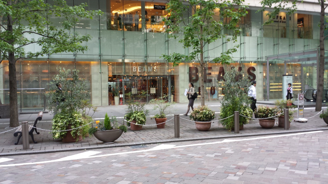 丸ビルの、中通りに面した側に入店しています。