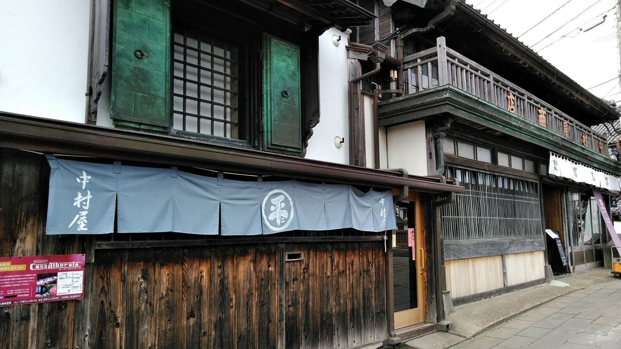 土蔵の1，2階は可愛い和装小物などの民芸品のお店