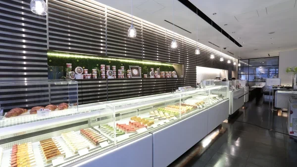パティスリー･サダハル・アオキ･パリ丸の内店の内観画像。
