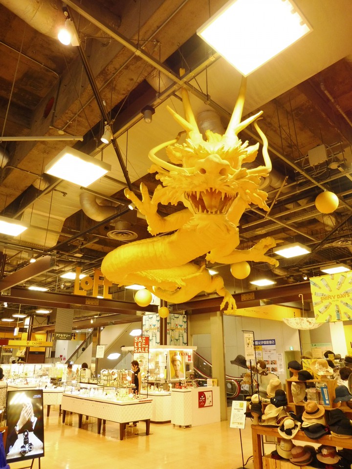 店内に黄色のドラゴンが・・・