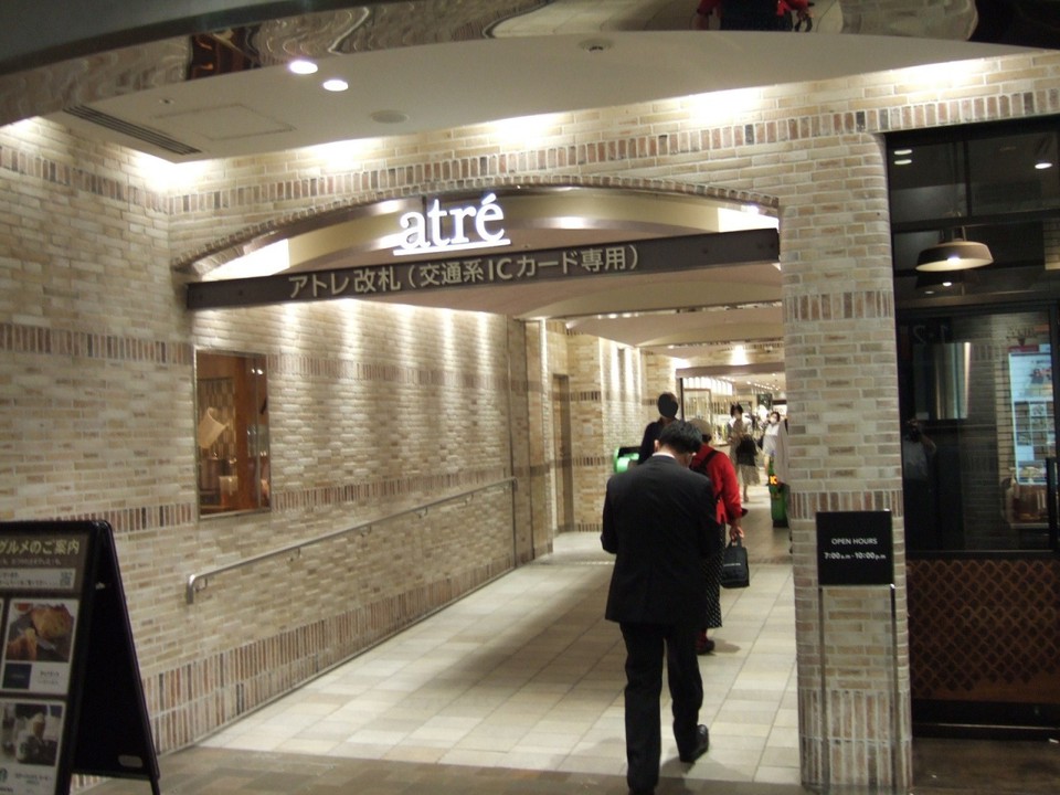 ３階には駅と出入りできる改札口もあります