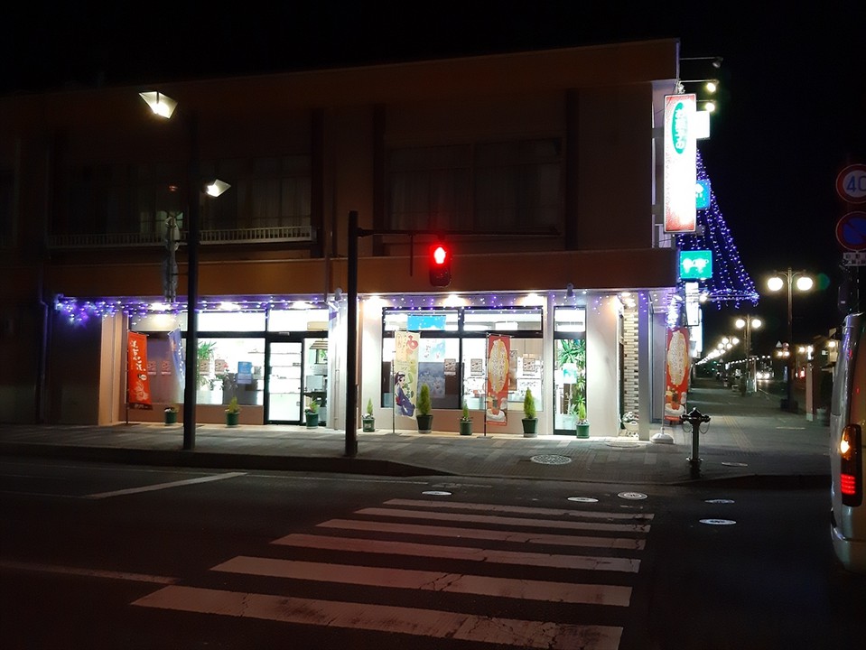 夕暮れに見たお店の外観。