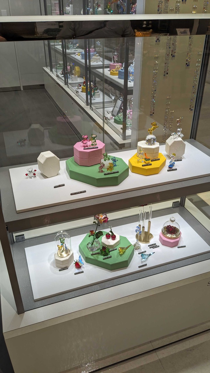 カラフルなクリスタル製のフィギュアやジュエリーボックスが展示されたスワロフスキーのショーケース。キラキラと輝く装飾品が視線を引きつけます。