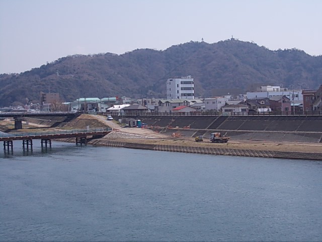 川越しに見る香貫山の景色