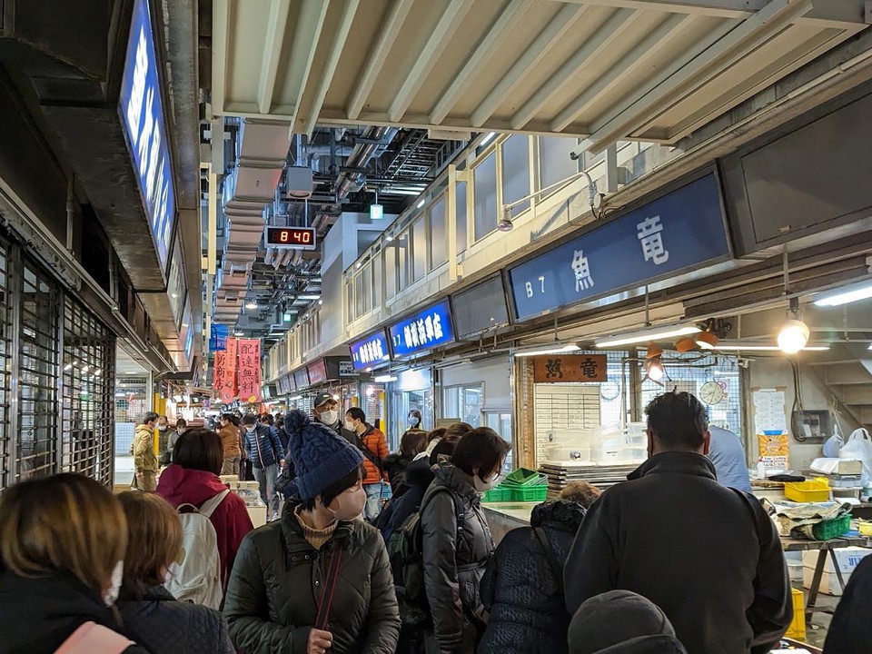 狭い通路に、買い物に来た人がいっぱいです