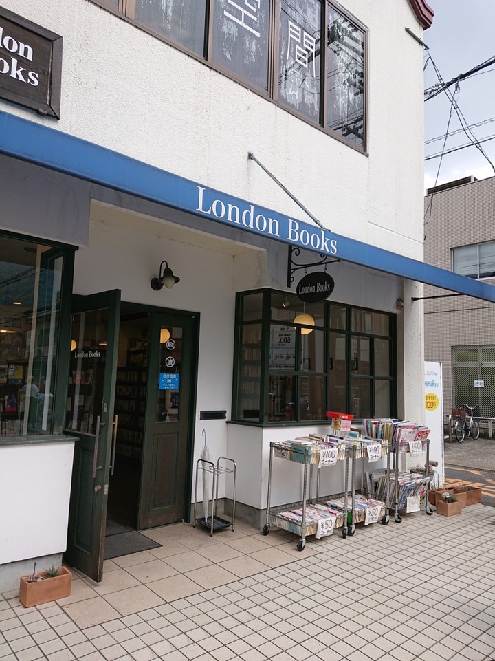 おしゃれなお店の外観です。