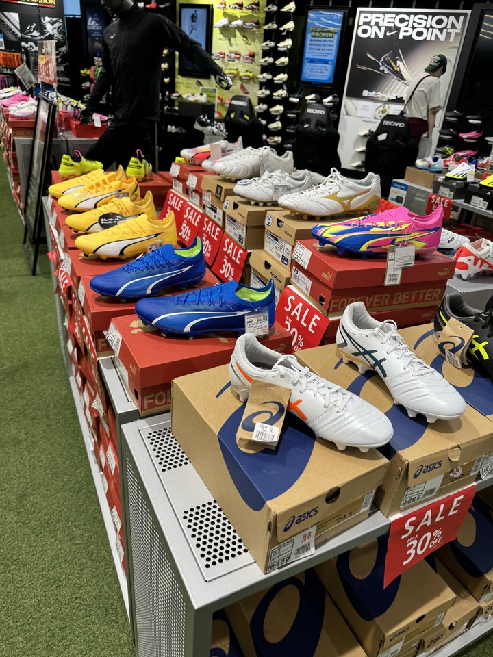 Alpen Tokyoの店内のサッカー用品の売り場の様子