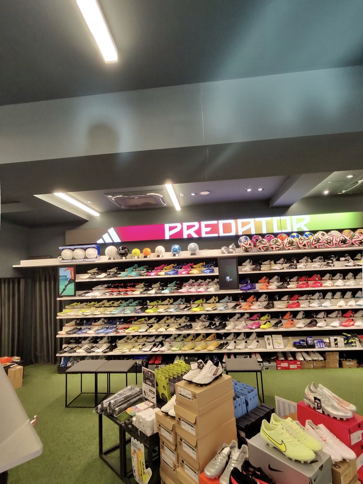 サッカーショップ KAMOの店舗の売り場の様子