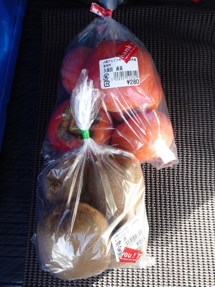 柿とキウイフルーツを購入