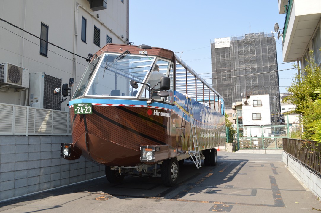 船体に車が付いています。上部は、バスの座席が並びます。
