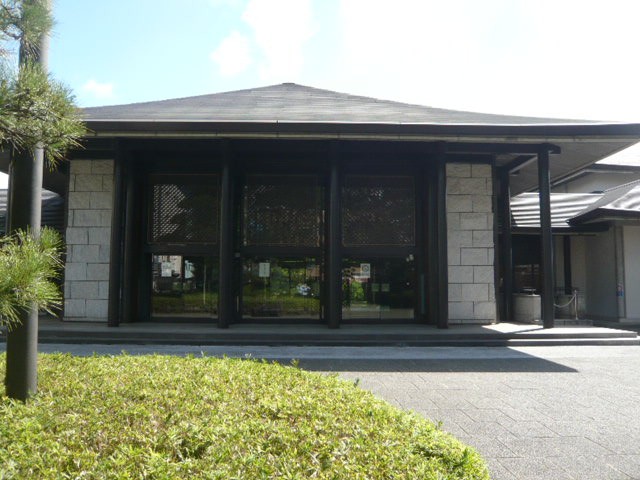 国立能楽堂の建物です。建物の北側の側面の様子です。