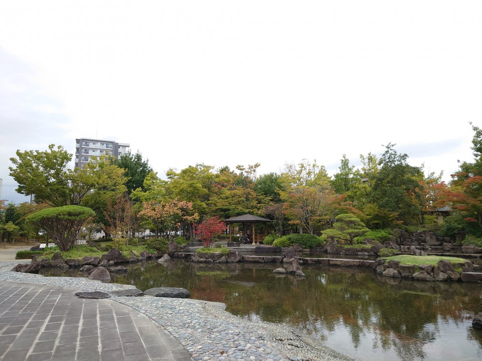園内に広がる池のほとりに、芝生広場や茶室などがあります。