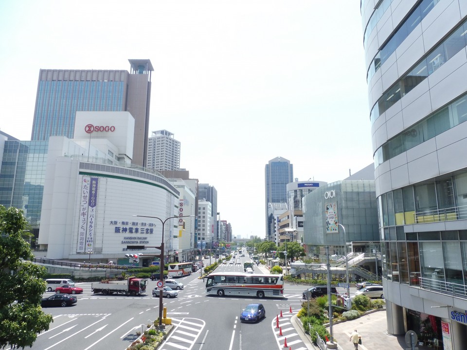 ＪＲ三ノ宮駅前です