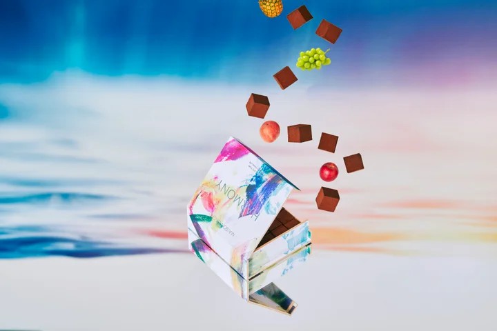 バレンタインにぴったりの美しい手作りチョコレートの画像。