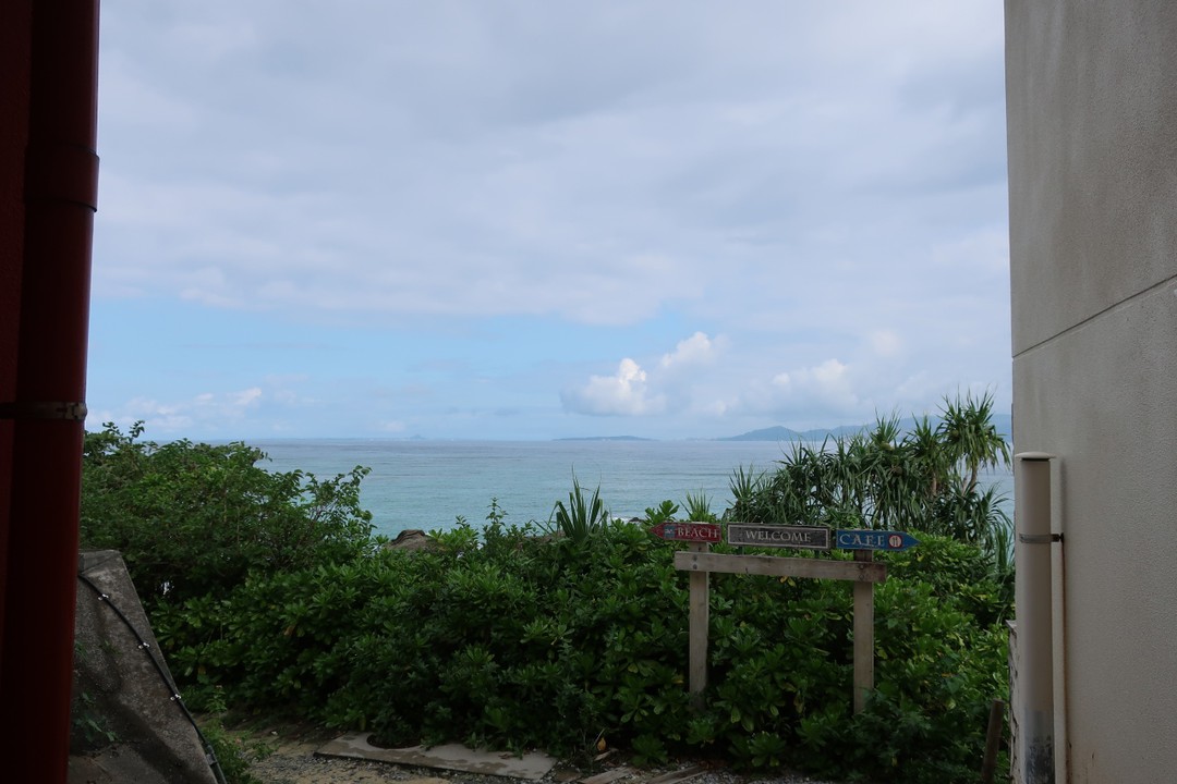 御菓子御殿の横の階段を下りると・・・。