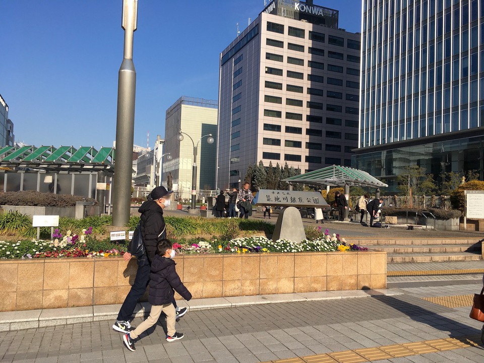 萬年橋沿いの公園