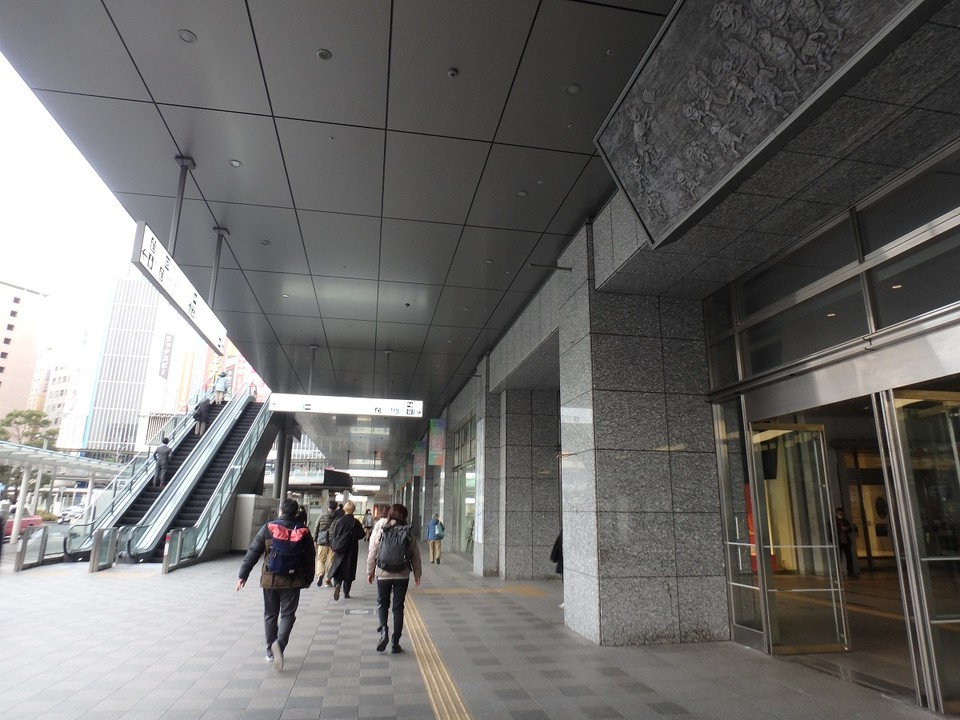 博多駅を出て博多バスターミナルを目指す