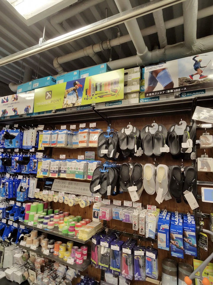 L-Breathの店内の様子。多種多様なアウトドア用品がディスプレイされている