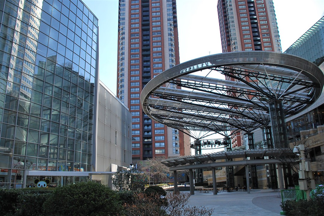 テレビ朝日を出ると大きな広場「六本木ヒルズアリーナ」がある